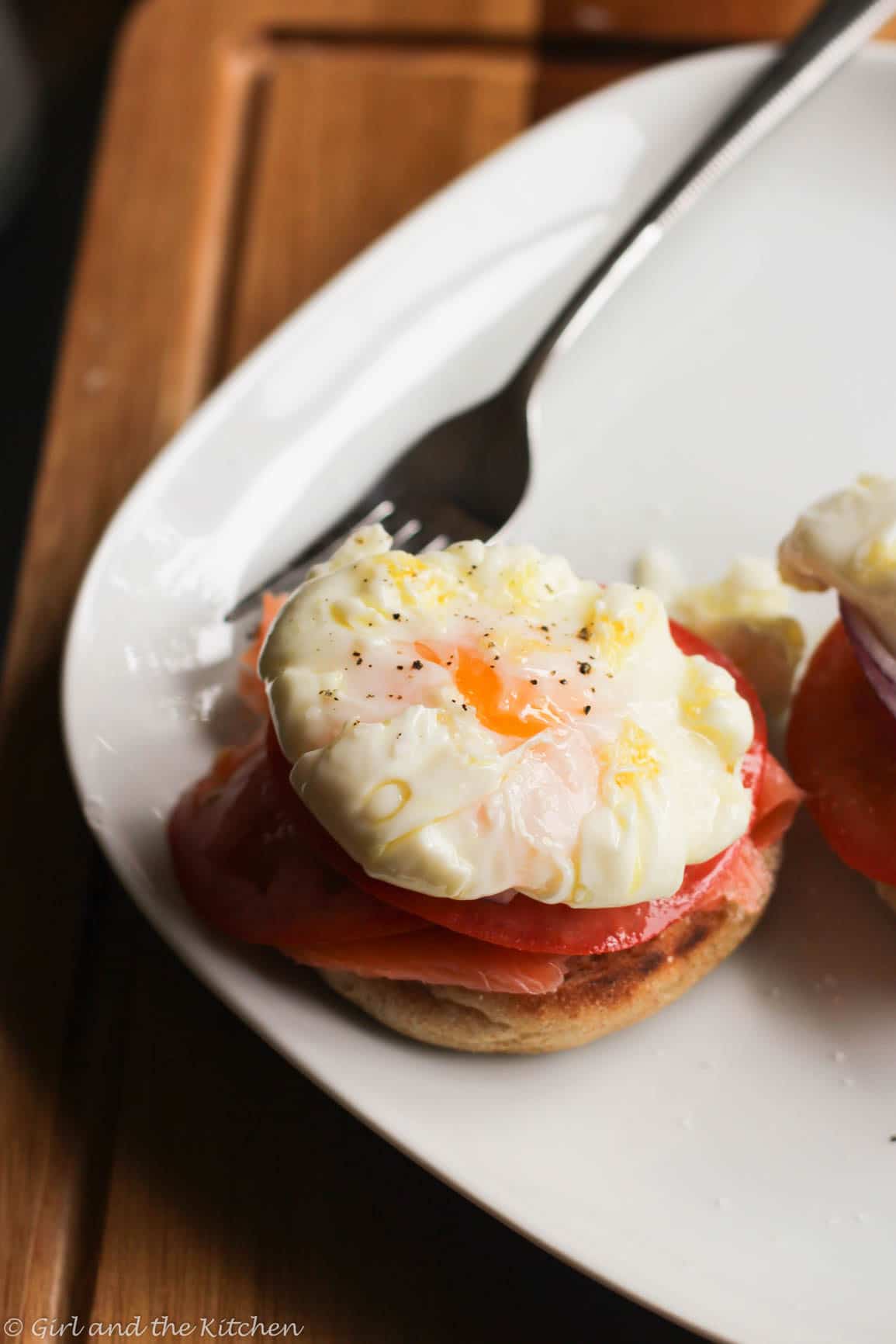 This smoked salmon and poached egg sandwich is both elegant and delicious! This classic egg breakfast sandwich features smoked salmon and a poached egg!