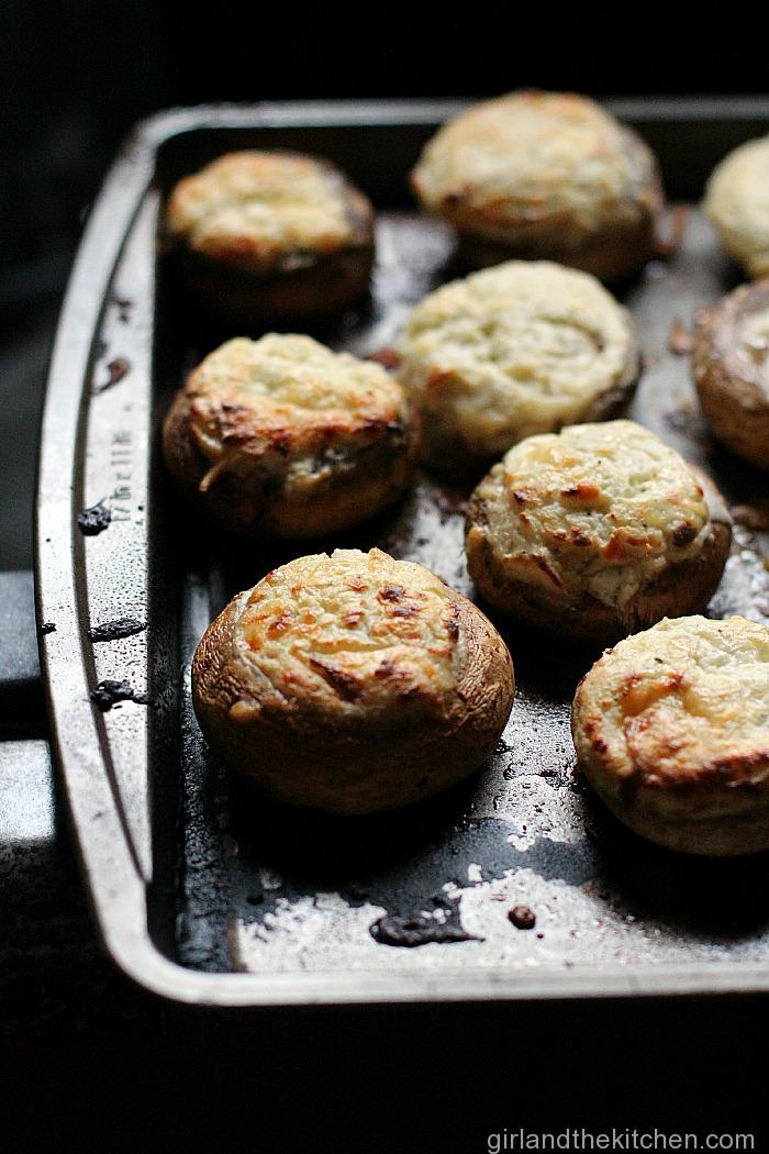 deze hartige en super gemakkelijke gevulde champignons komen samen in minuten en zijn perfecte kleine hapjes van romige hemel! Zet ze vooruit, bevries ze en plak ze dan in de oven! Het ultieme voorgerecht is net een beetje liefhebber en nog makkelijker geworden!