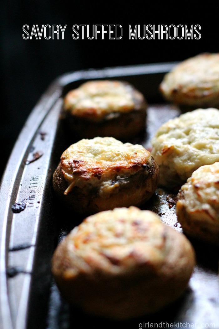  estes cogumelos empalhados, saborosos e super fáceis, juntam-se em minutos e são picadinhas perfeitas do céu cremoso! Façam-nos à frente, congelem-nos e depois metam-se no forno! O aperitivo final acabou de ficar um pouco mais extravagante e ainda mais fácil!