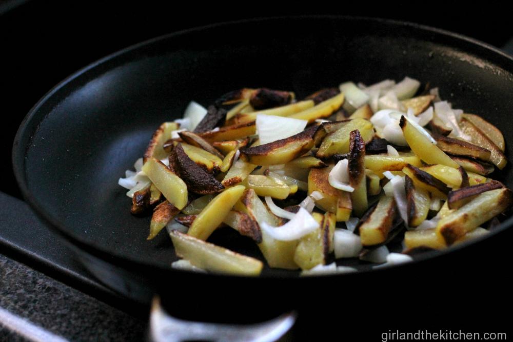 Russian Home Fries- ЖАРЕНАЯ КАРТОШКА from Girl and the Kitchen