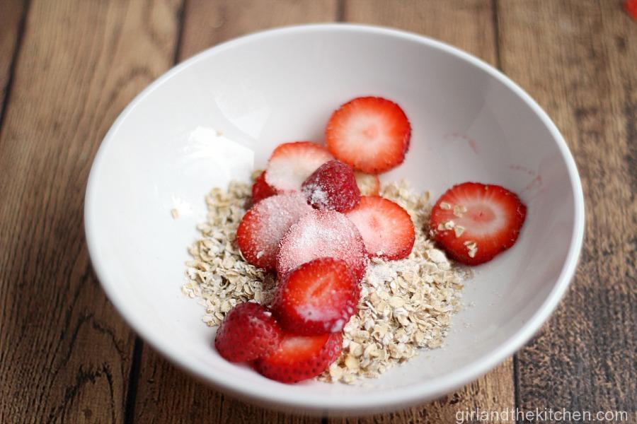 A quick and creamy healthy oatmeal recipe, full of flavor and low on sugar.