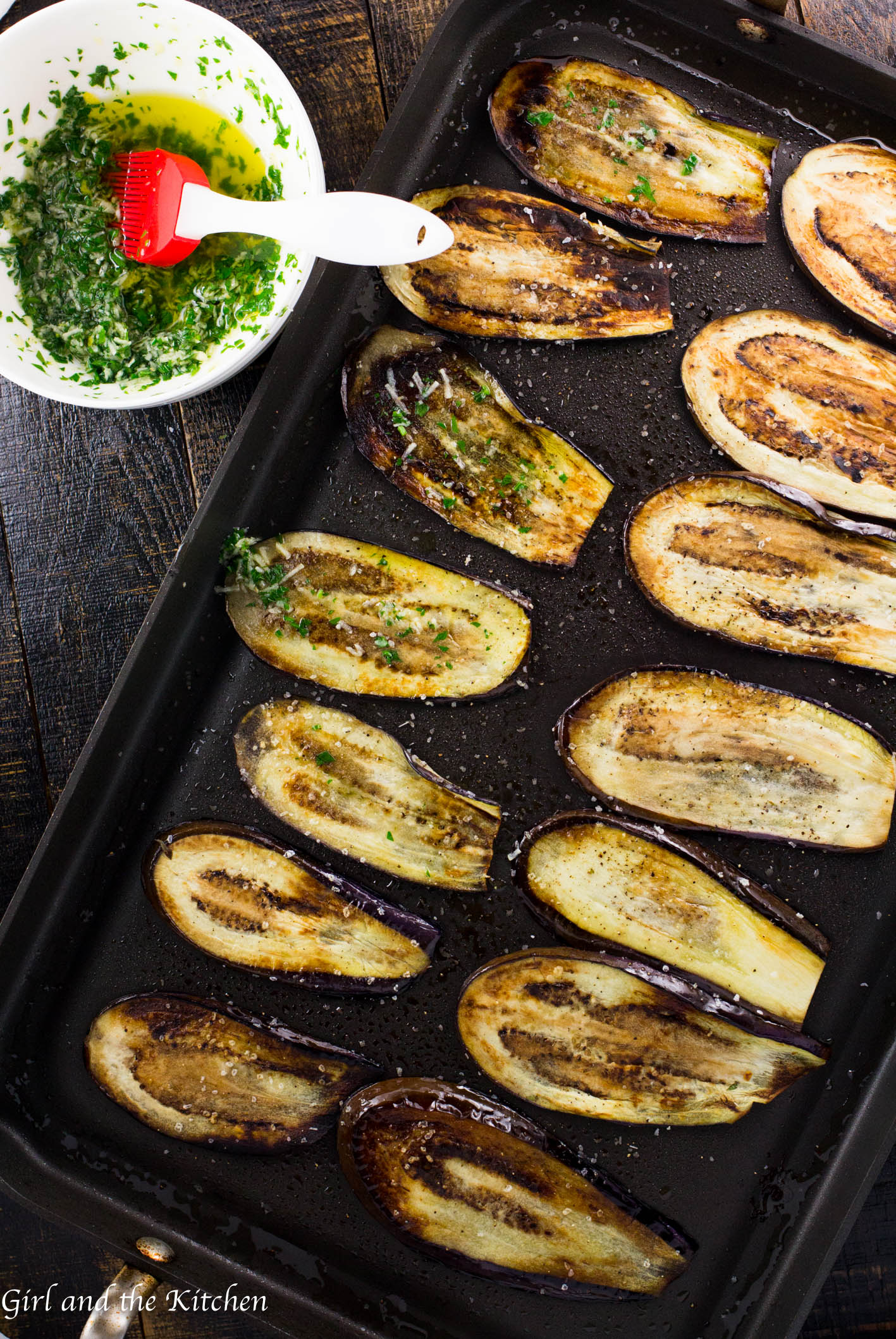 Dit ongelooflijk makkelijke en heerlijke auberginerecept is in slechts 15 minuten klaar! Dun gesneden aubergine wordt ingesmeerd met knoflook en kruiden nadat het subtiel in de pan is gebakken. q