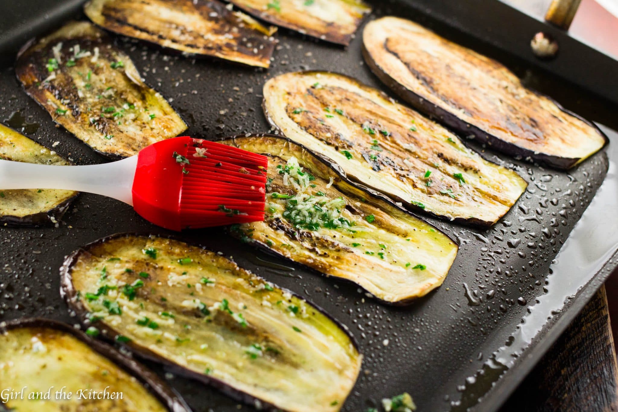 Dit ongelooflijk makkelijke en heerlijke auberginerecept is in slechts 15 minuten klaar! Dungesneden aubergine wordt ingesmeerd met knoflook en kruiden nadat het subtiel in de pan is gebakken.