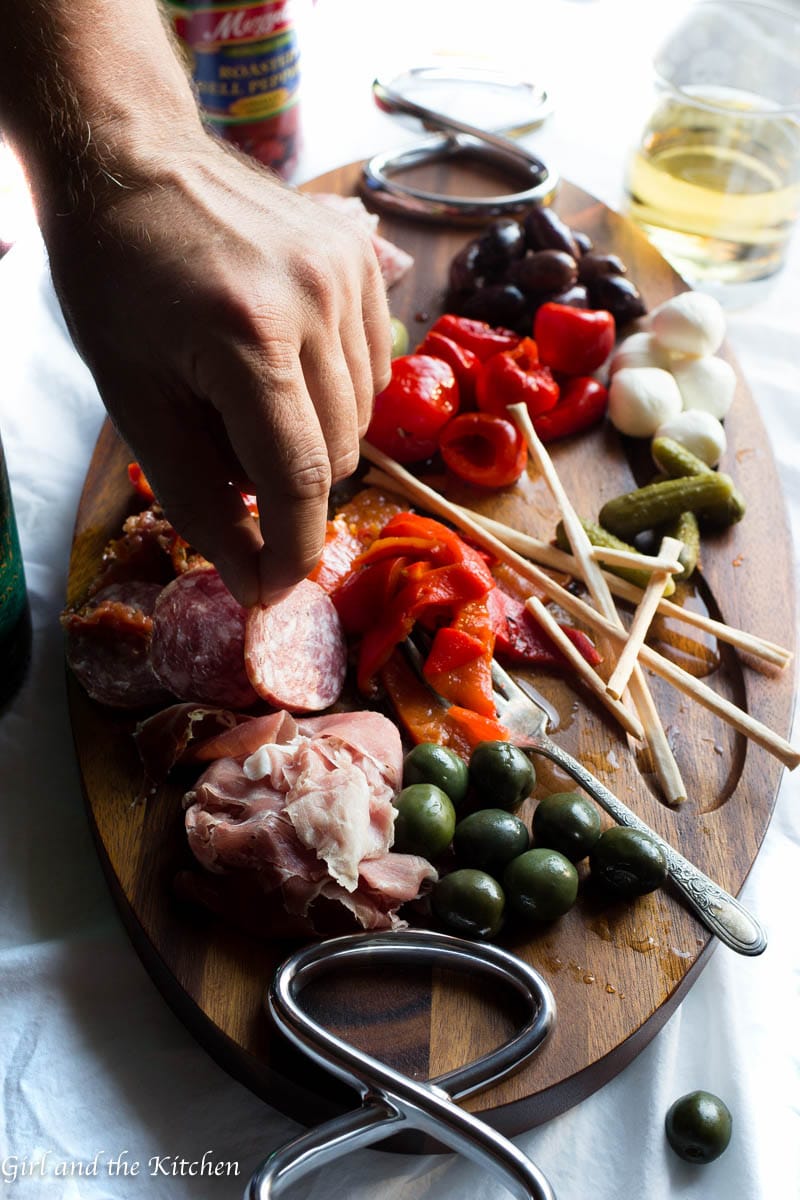 Is there a prettier site than a colorful antipasti platter? Antipasti platters are one of the ultimate ways to make a statement on a beautiful table with zero hassle. This ladies and gentlemen is the anatomy a perfect antipasti platter