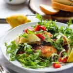 Baby arugula salad with crispy chicken